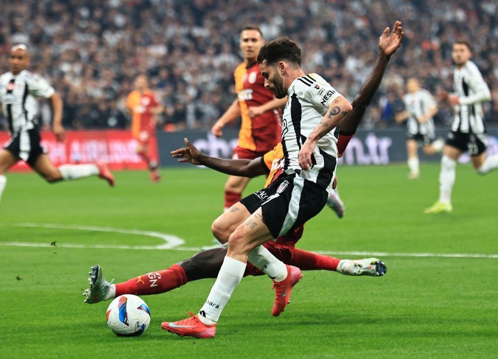 Beşiktaş, Galatasaray’a acımadı! Namağlup Tek Şampiyon ünvanını korudu!