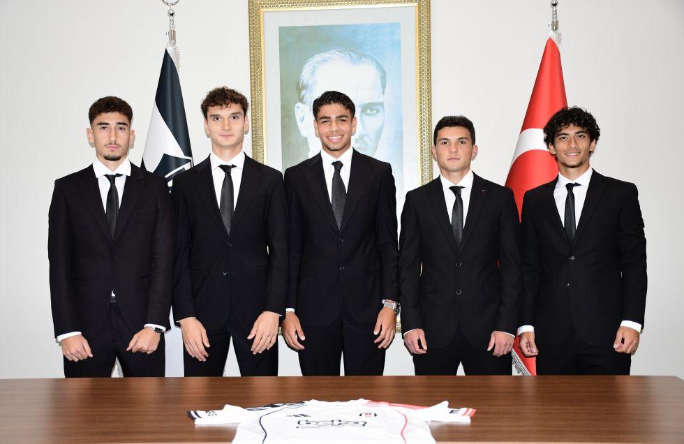 Beşiktaş, altyapısındaki 5 futbolcuyla profesyonel sözleşme imzaladı!